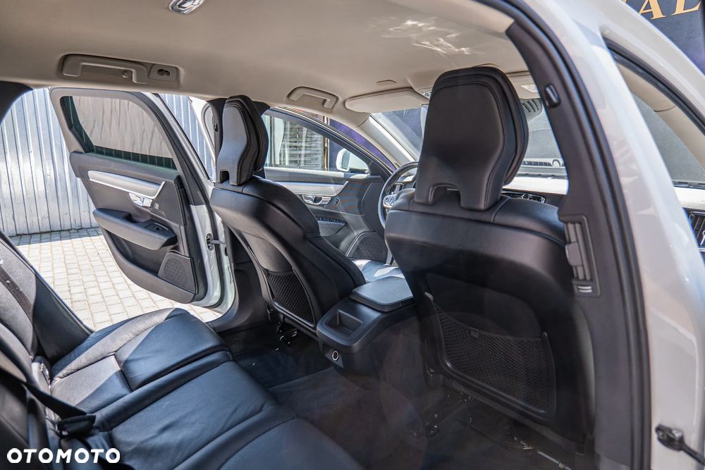 Volvo V90 D4 Momentum - 24