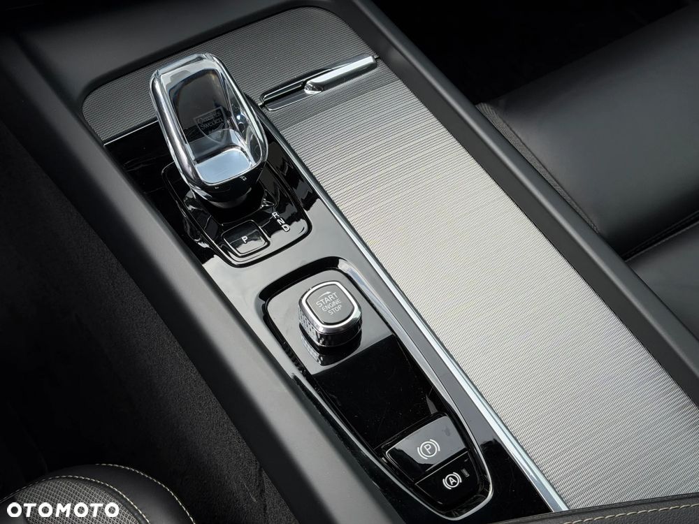 Volvo XC 60 B4 D Plus Dark - 26