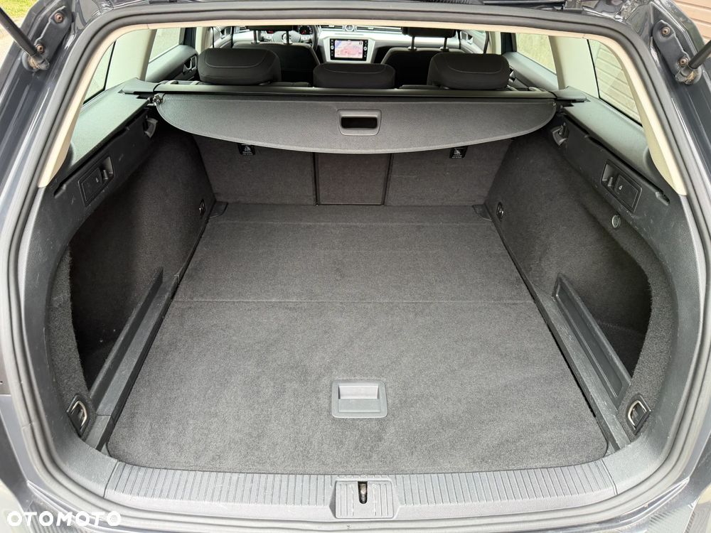 Volkswagen Passat - 32