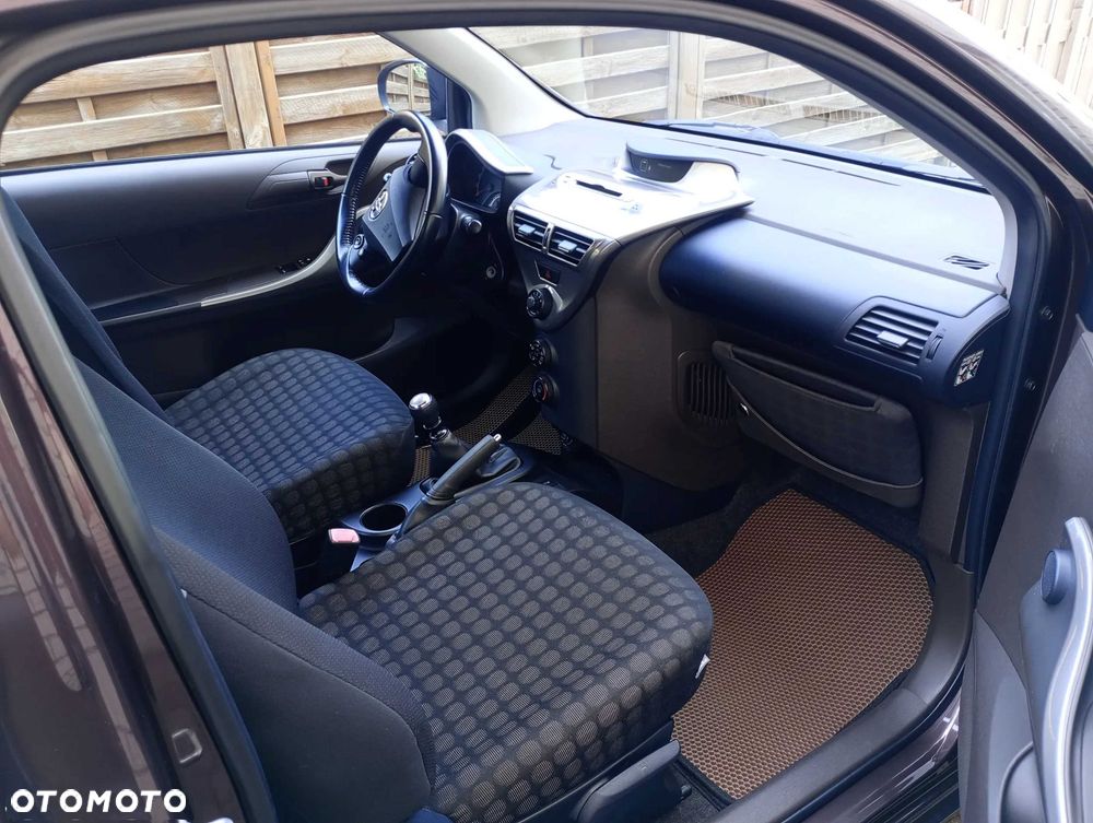 Toyota iQ - 6