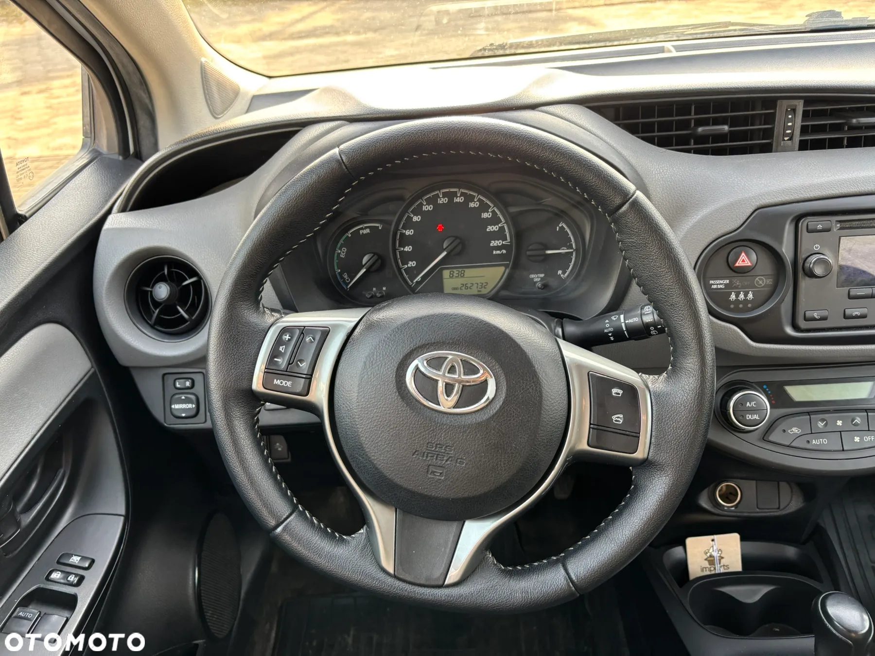 Toyota Yaris Hybrid 100 Premium - 9