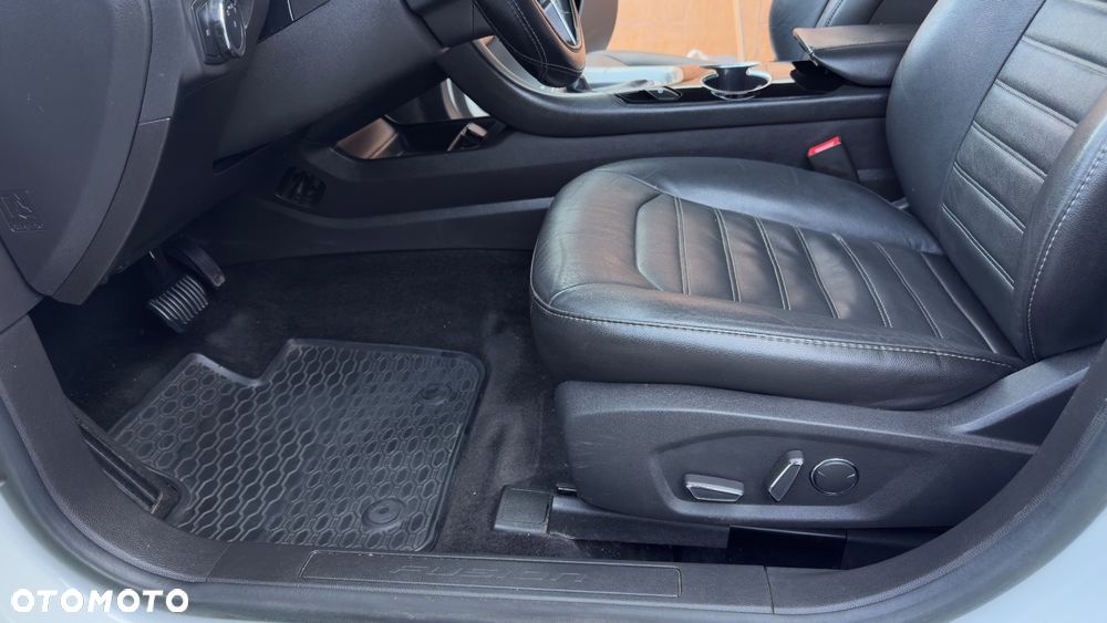 Ford Fusion - 32