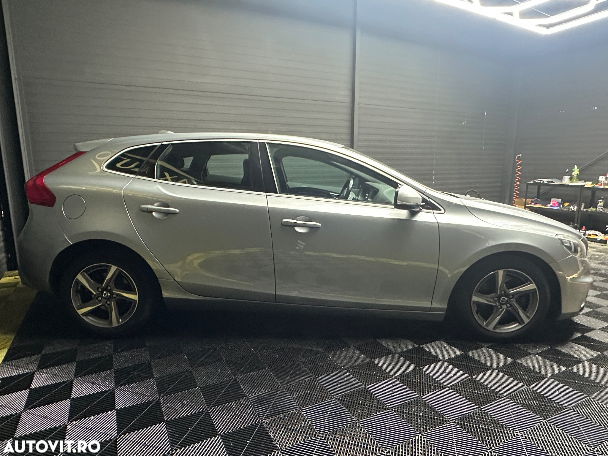 Volvo V40 D4 VEA R-Design - 12