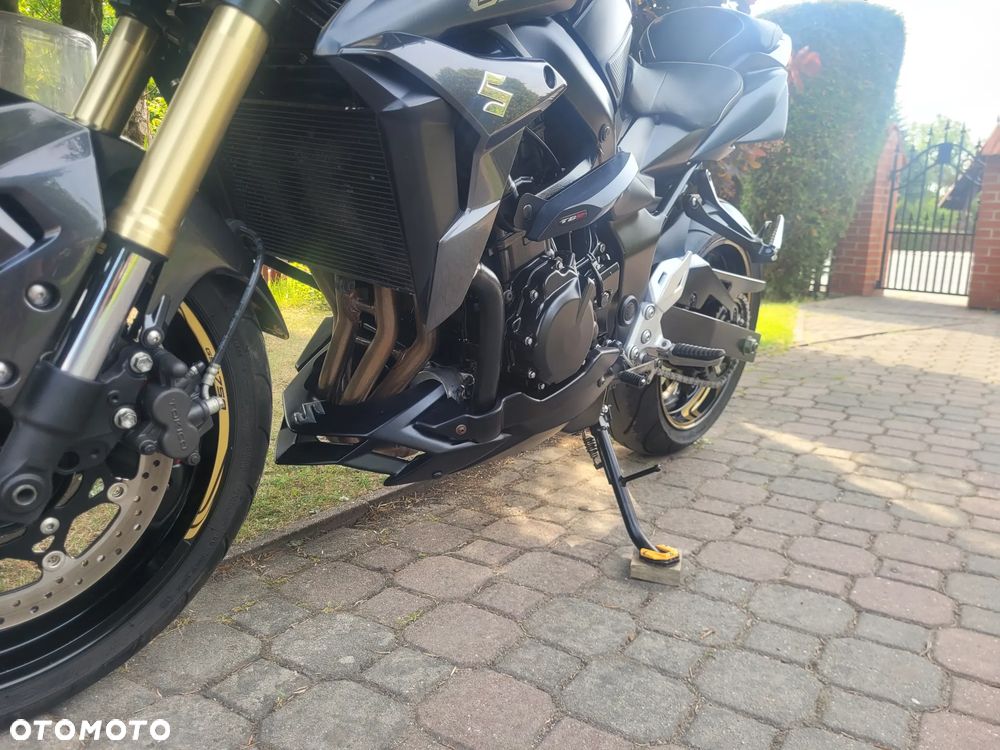 Suzuki GSR - 19