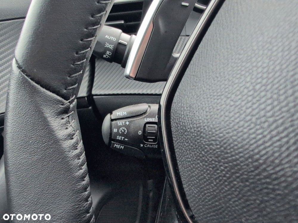 Peugeot 2008 1.2 PureTech Allure S&S EAT8 - 17