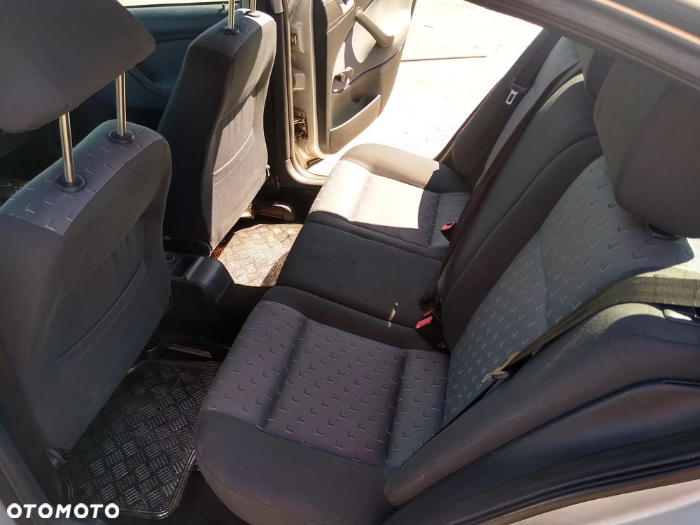 Skoda Octavia 1.6 Tour - 8