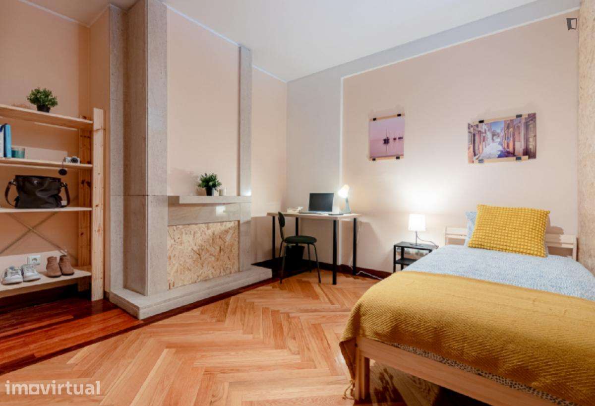 Quarto - localizado em Paranhos Porto - Grande imagem: 3/13