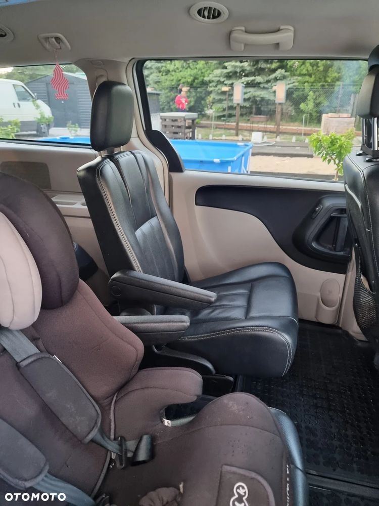 Chrysler Town & Country - 8