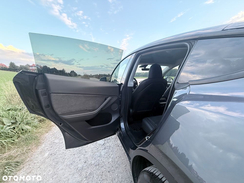 Tesla Model Y Long Range AWD - 17