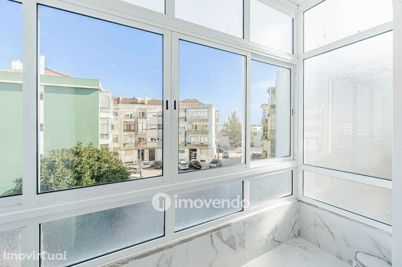 Apartamento T3 totalmente remodelado, com garagem, em Mem Martins - Grande imagem: 4/42