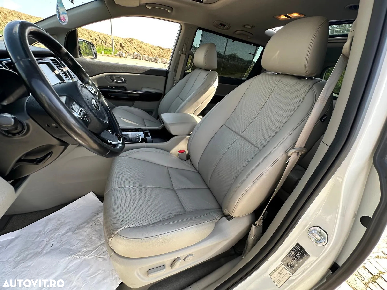 Kia Carnival - 16