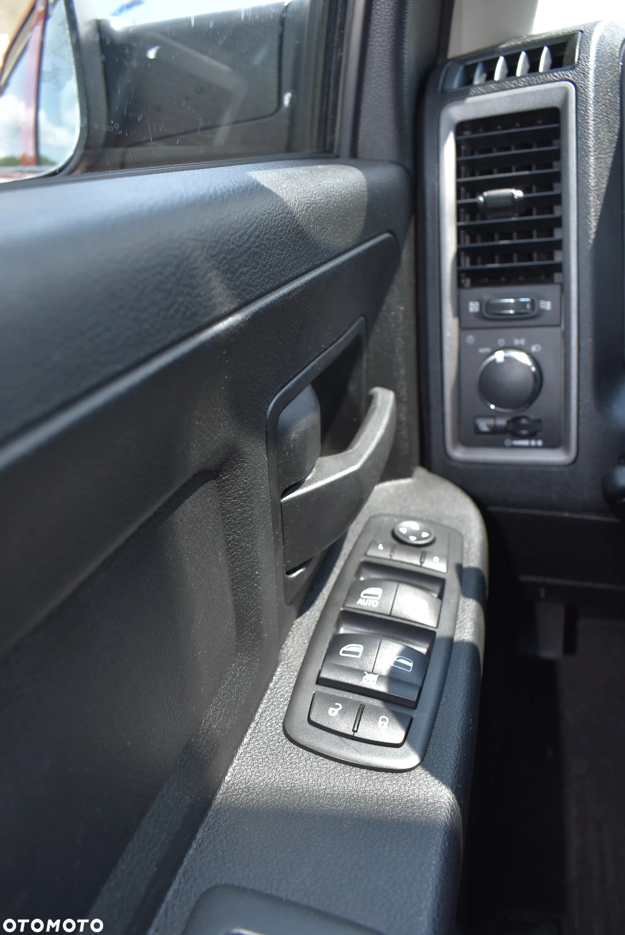 RAM 1500 Crew Cab Sport - 29