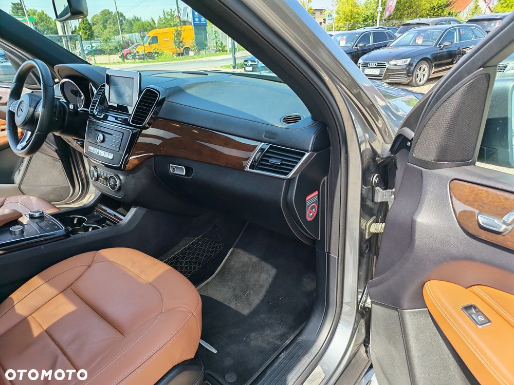 Mercedes-Benz GLS - 27