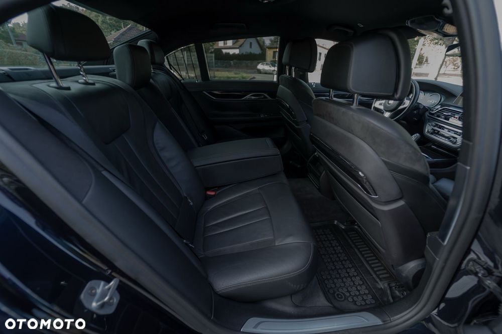 BMW Seria 7 - 38