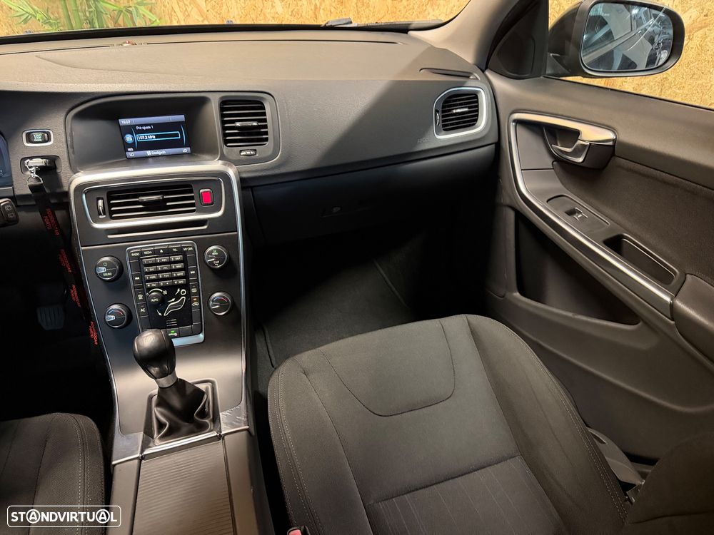 Volvo V60 2.0 D3 Momentum Start/Stop - 16