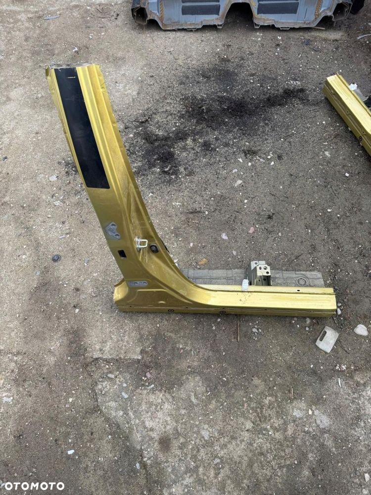 PRÓG PRAWY TOYOTA YARIS CROSS KROSS W-WA 2021-2024