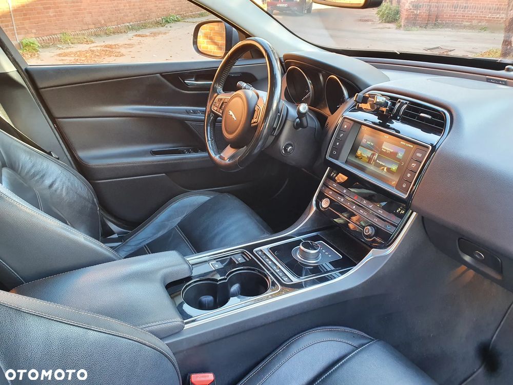Jaguar XE S - 10