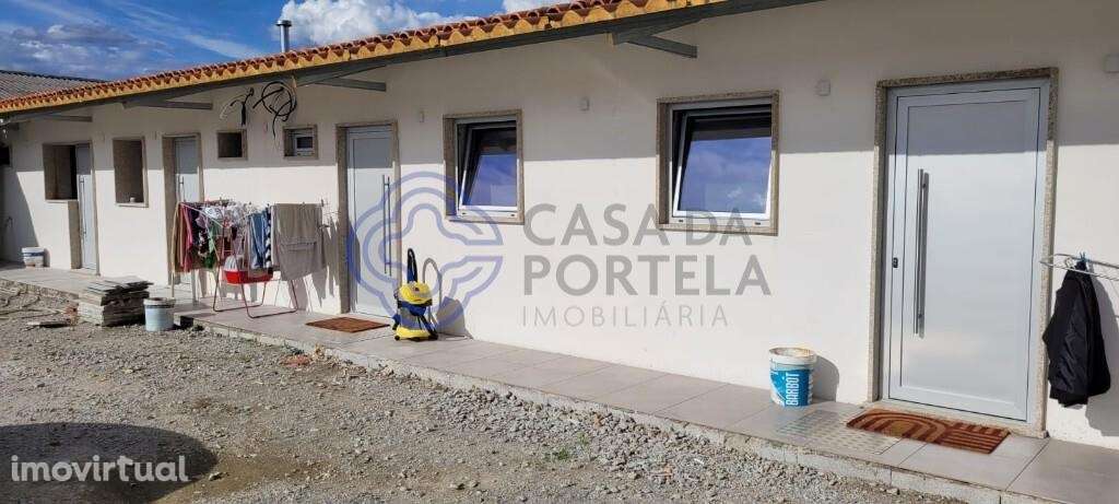 Moradia para renovar, (já foram iniciadas obras de renovação). - Grande imagem: 2/16