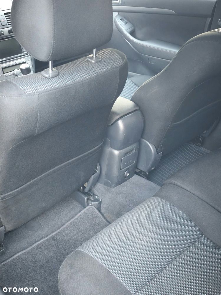 Toyota Avensis 2.0 D-4D Sol+NAVI - 17