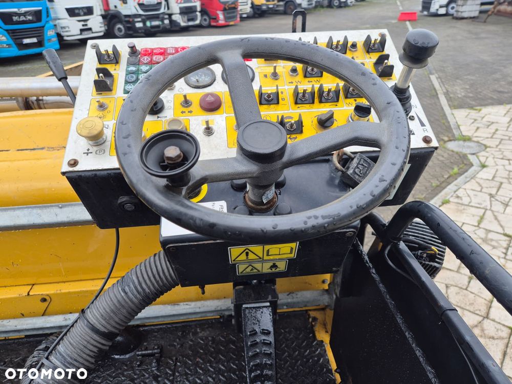 Caterpillar AP 300 / ROZŚCIEŁACZ DO ASFALTU / SERWISOWANY / 1WŁ / WIBRACJE + PODGRZEWANY STÓŁ / MOŻLIWOŚĆ TRANSPORTU - 33