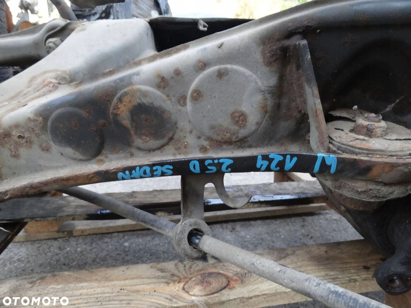 MB E-KLASA W124 2.5D 250D SEDAN BELKA OŚ ZAWIESZENIA TYŁ TYLNA - 8
