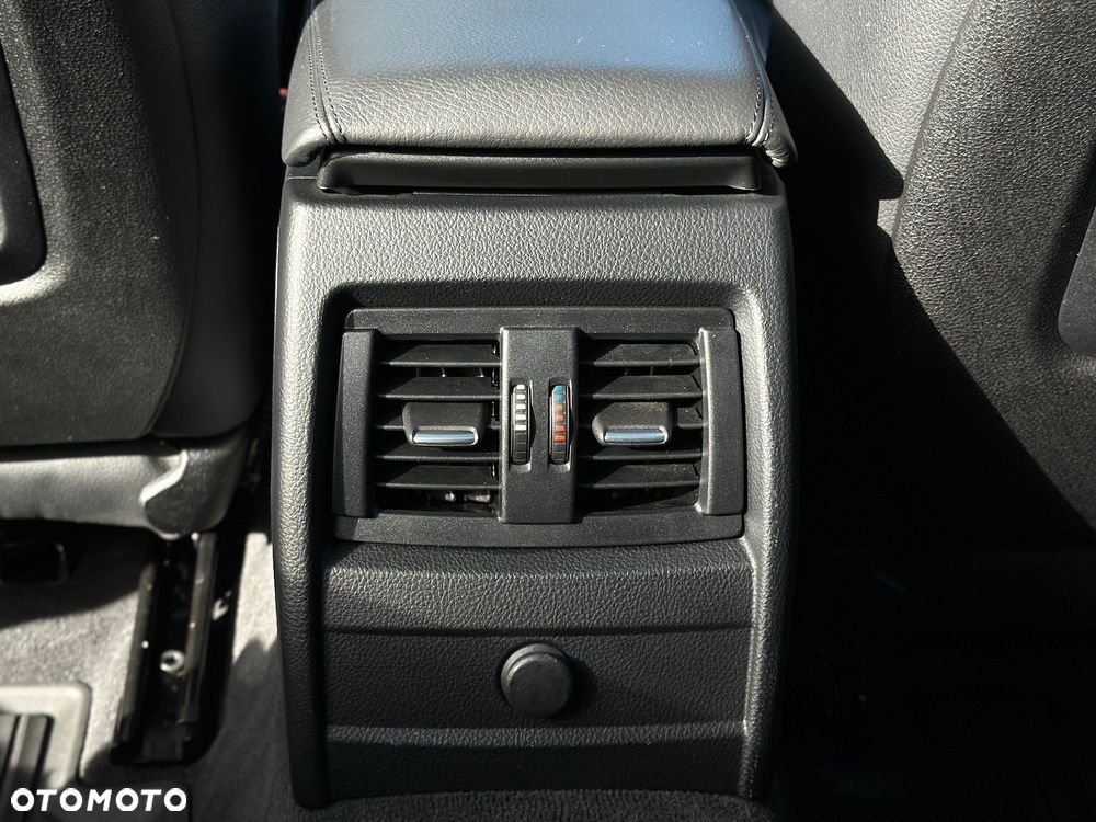 BMW Seria 3 320d Touring Sport-Aut Blue Performance Sport Line - 24