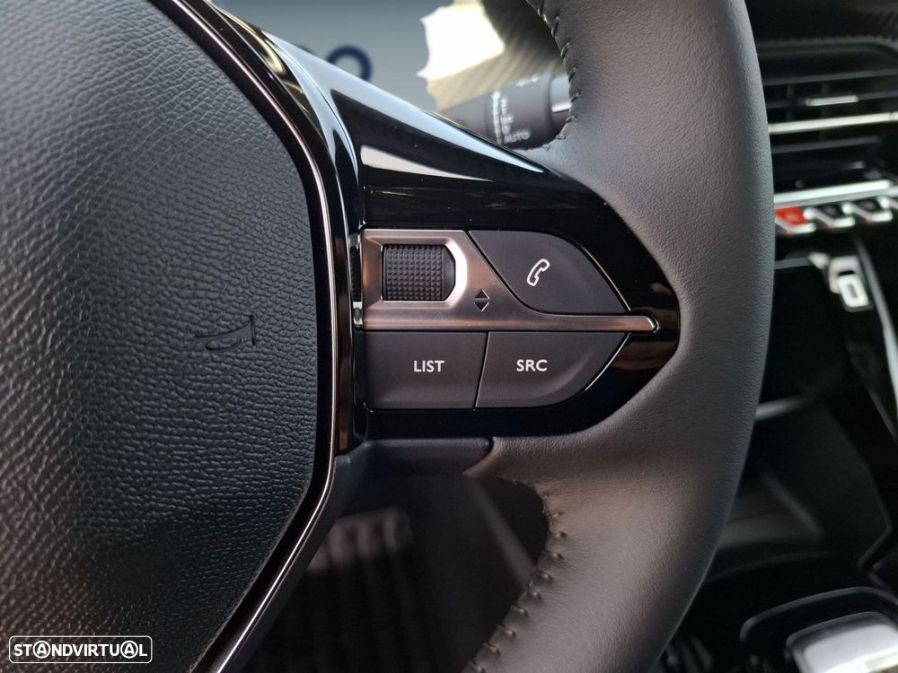 Peugeot 2008 1.2 Hybrid Allure e-DCS6 — fotografia 17