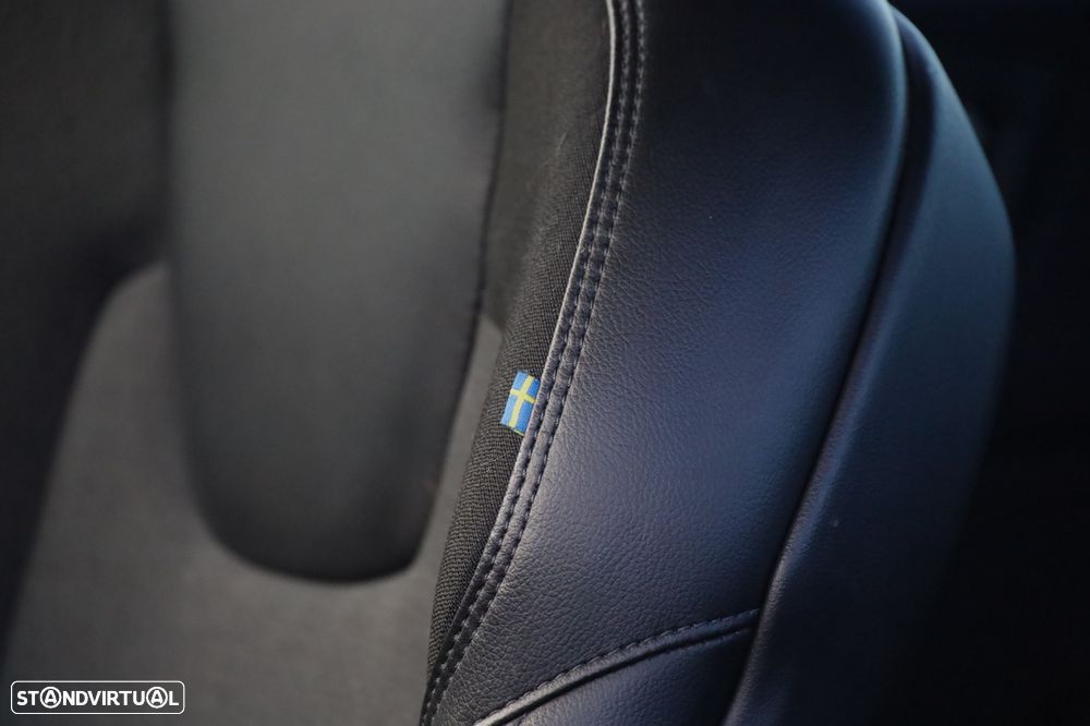 Volvo XC 60 2.0 T8 PHEV Momentum Plus AWD - 11