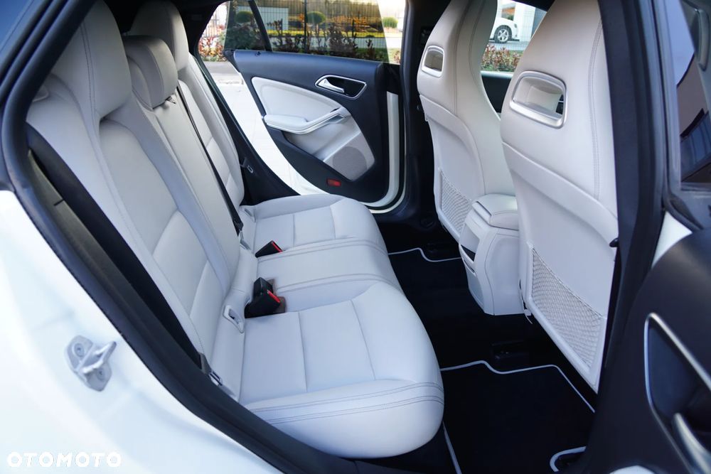 Mercedes-Benz CLA 180 7G-DCT UrbanStyle Edition - 29