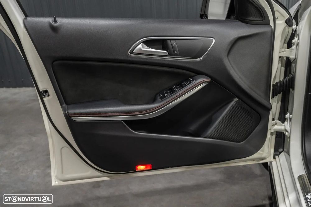 Mercedes-Benz A 180 AMG Line - 19