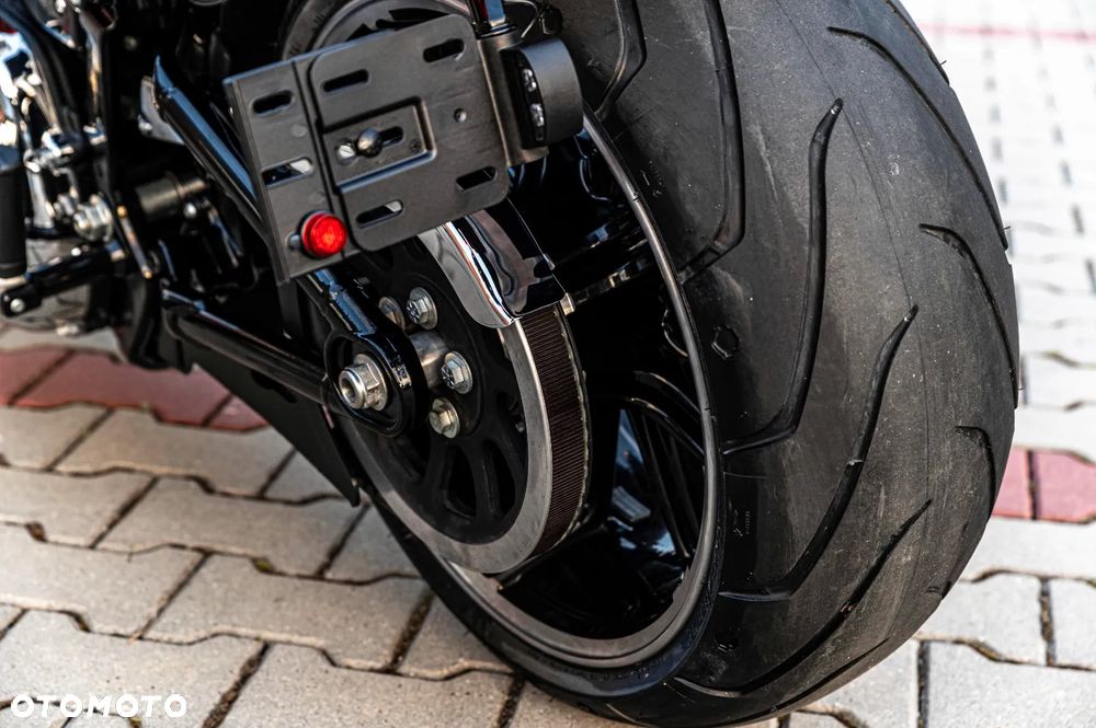 Harley-Davidson Softail Breakout - 14