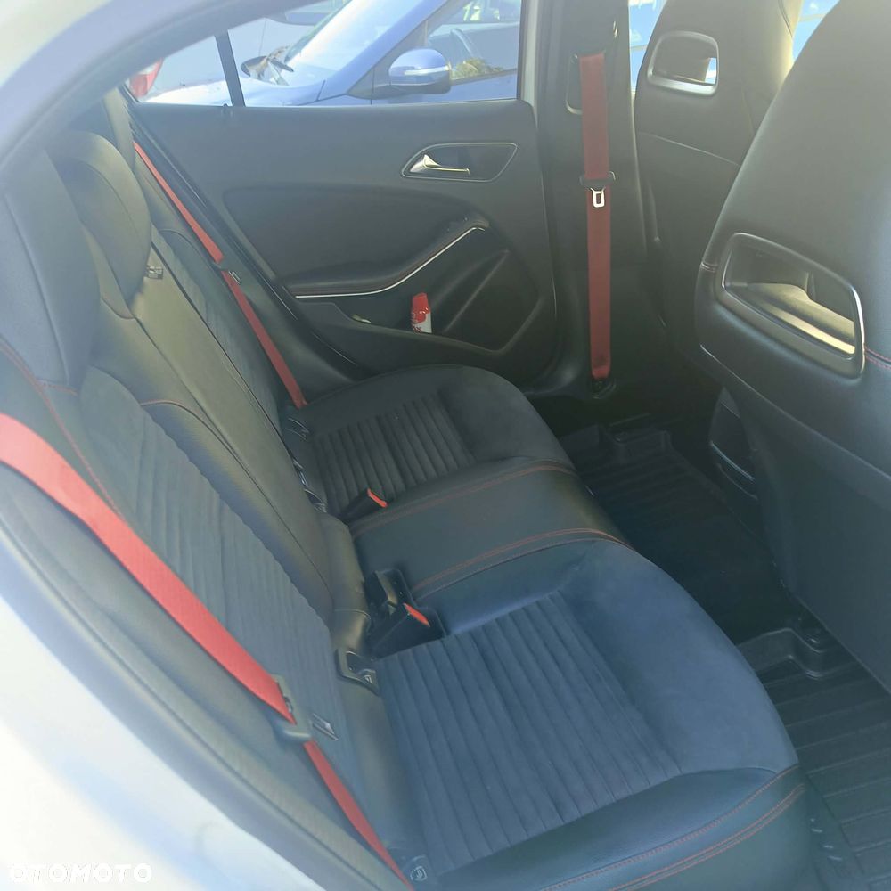 Mercedes-Benz GLA 180 d AMG Line - 9