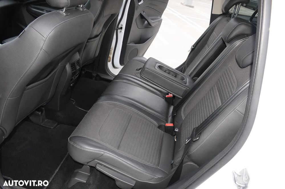 Ford Kuga 2.0 TDCi 4WD Powershift ST-Line - 28