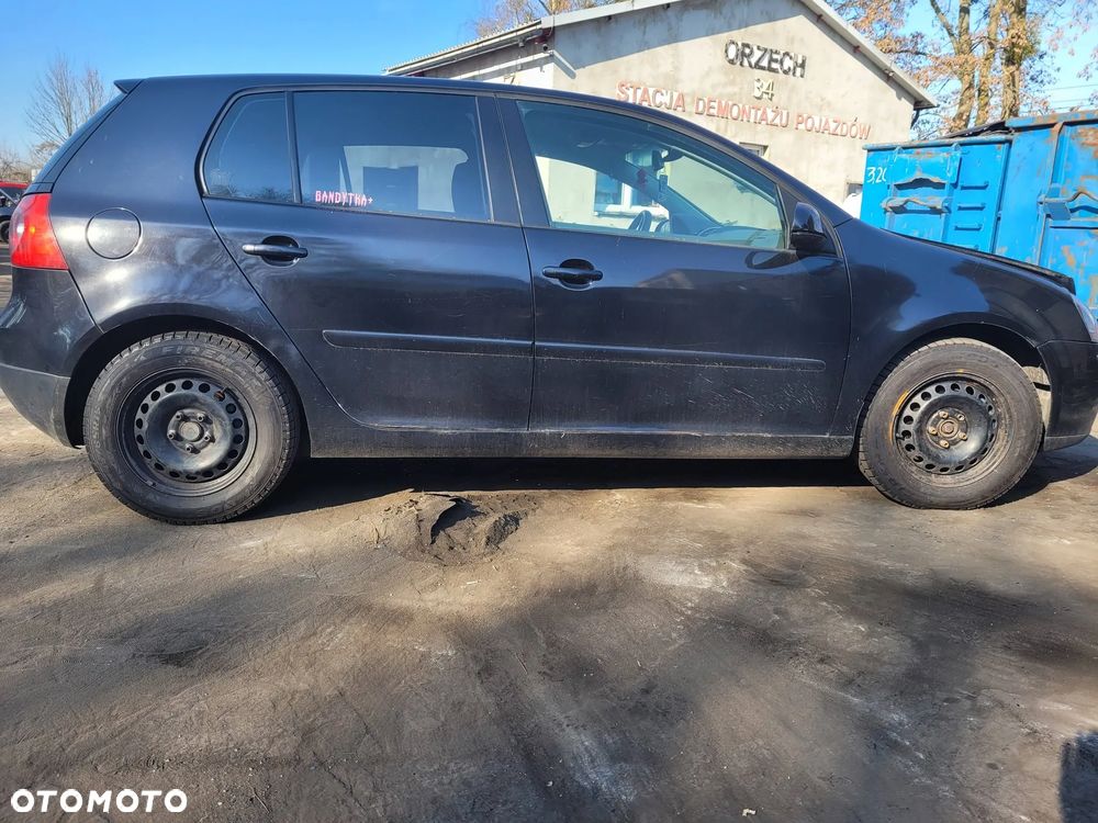 Części- Posiadamy na sprzedaż części z pojazdu:   Volkswagen golf Pojemność: 1595  Moc: 75kW  Rok: 2005  Benzyna kod lakieru LC9Z - 3
