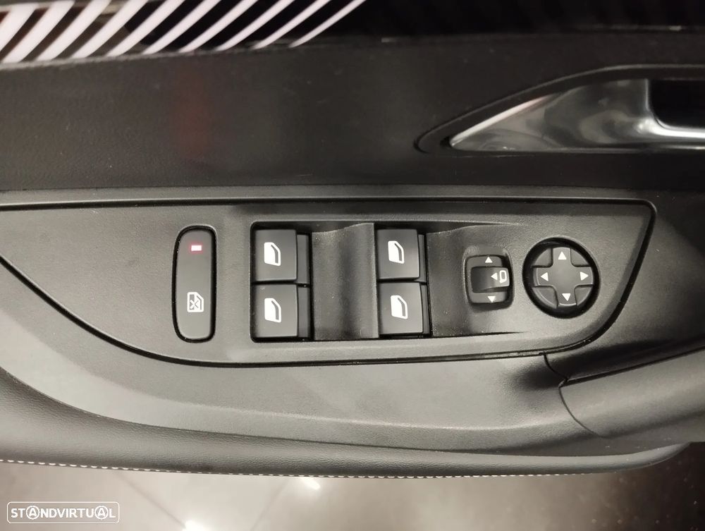 Peugeot 2008 1.2 Hybrid Allure e-DCS6 - 18