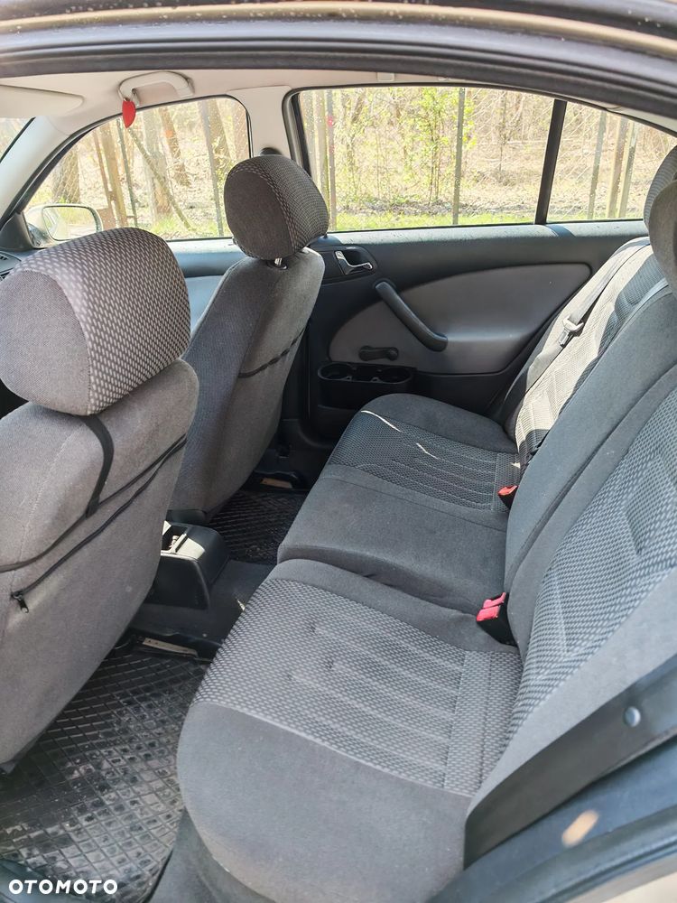 Skoda Octavia 1.6 Tour - 9