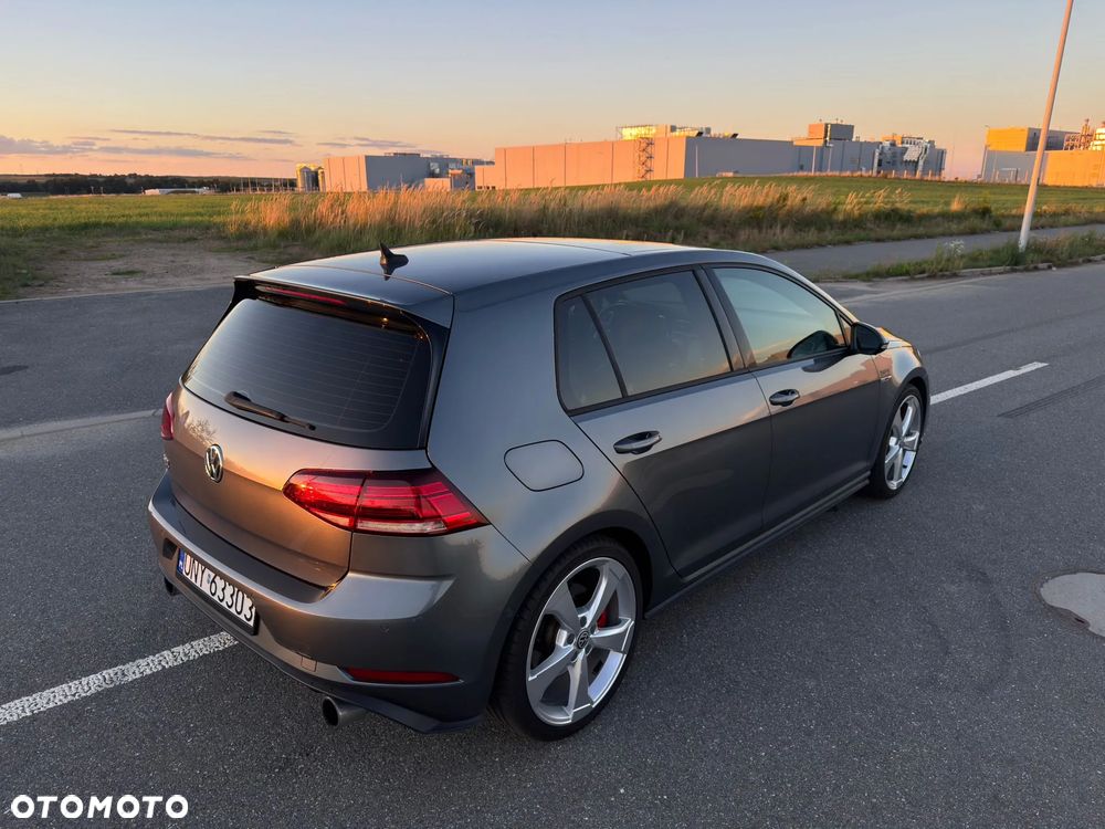 Volkswagen Golf - 11