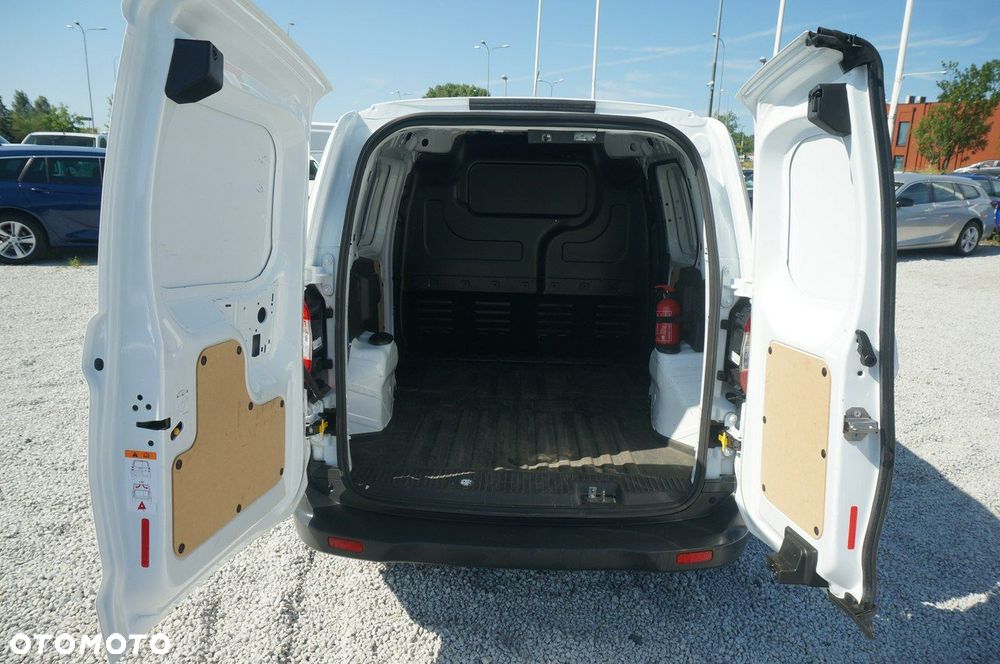 Ford Transit Courier - 26