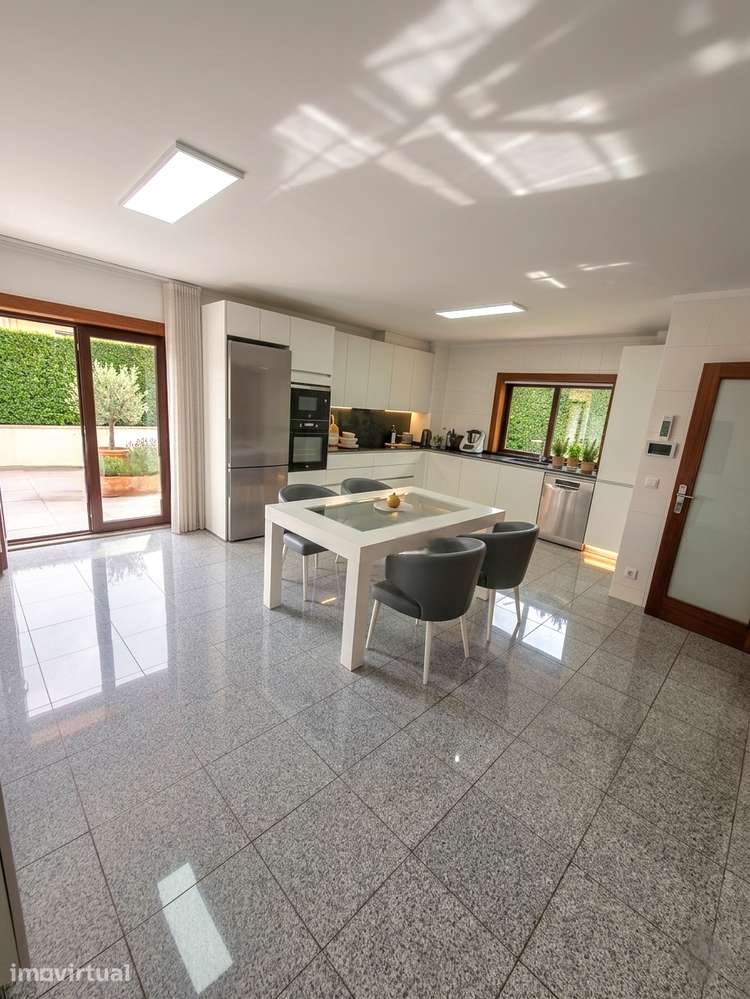 Moradia T3 de Luxo em Cabo do Mundo Leça da Palmeira – Perto da Praia - Grande imagem: 5/9