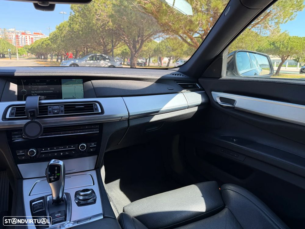 BMW 740 d Pack M - 12