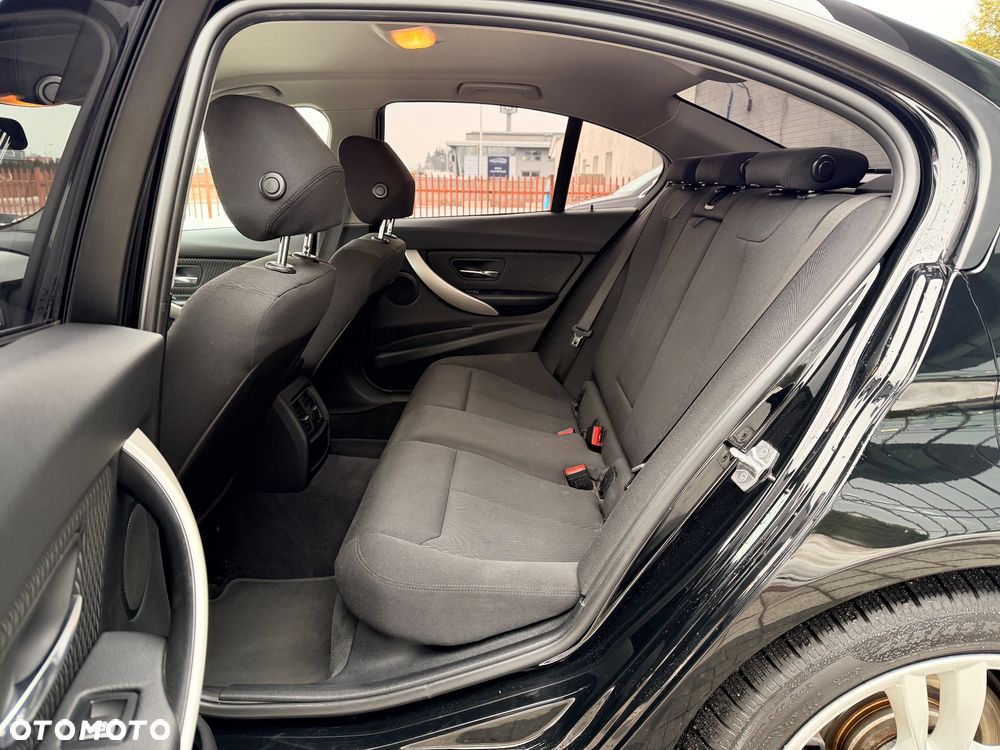 BMW Seria 3 318i - 13