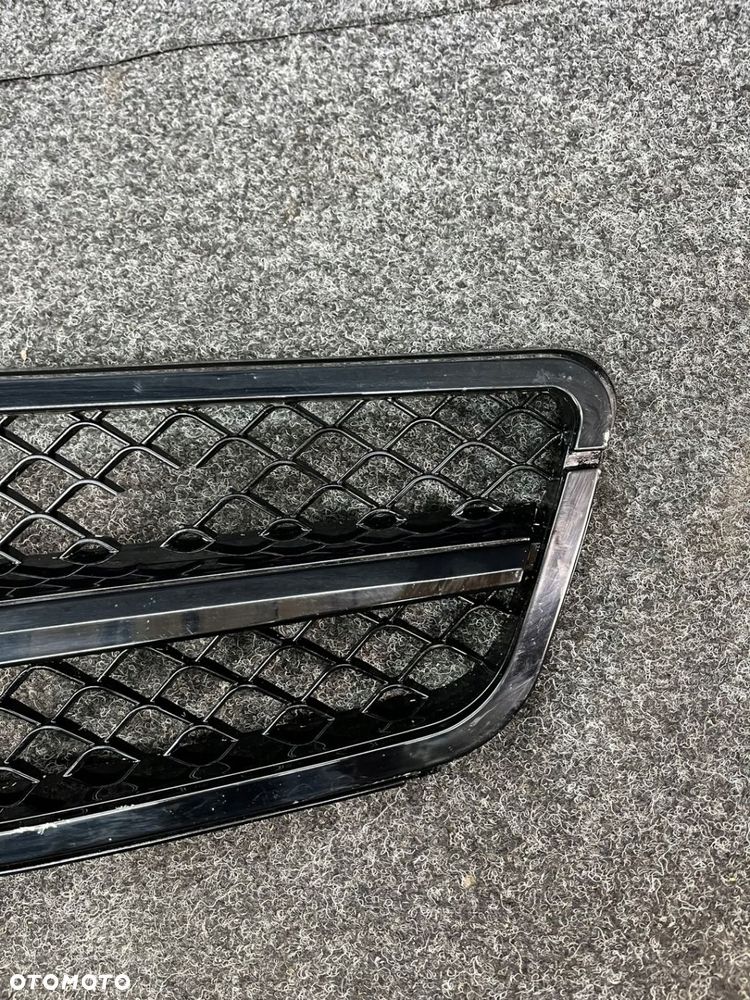 mercedes w204 atrapa chłodnicy grill zamiennik uszkodzony - 2