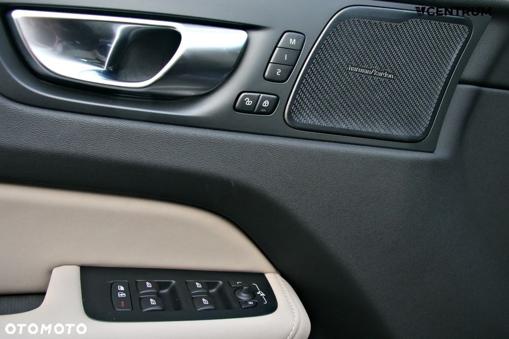 Volvo XC 60 B5 B AWD Plus Dark - 15