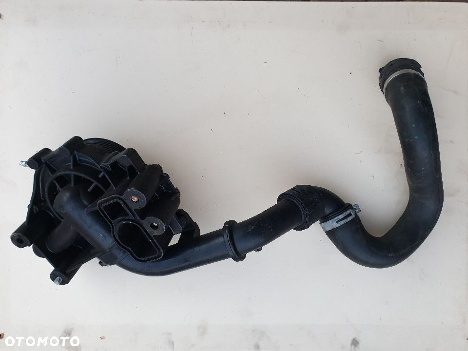 Mercedes W447 2,2 pompa wody A6512006301 - 2