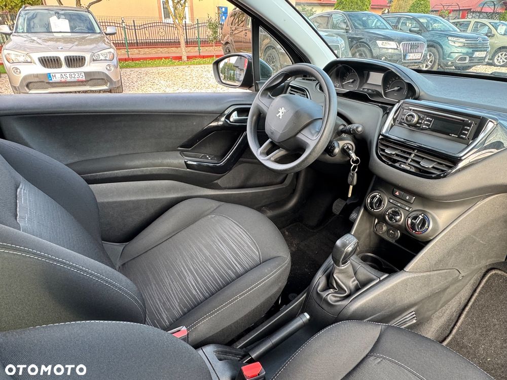 Peugeot 208 - 8