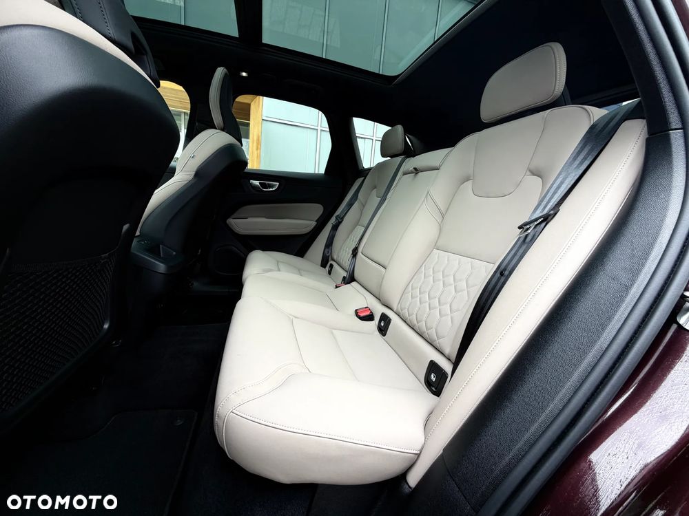 Volvo XC 60 B5 B AWD Plus Dark - 22