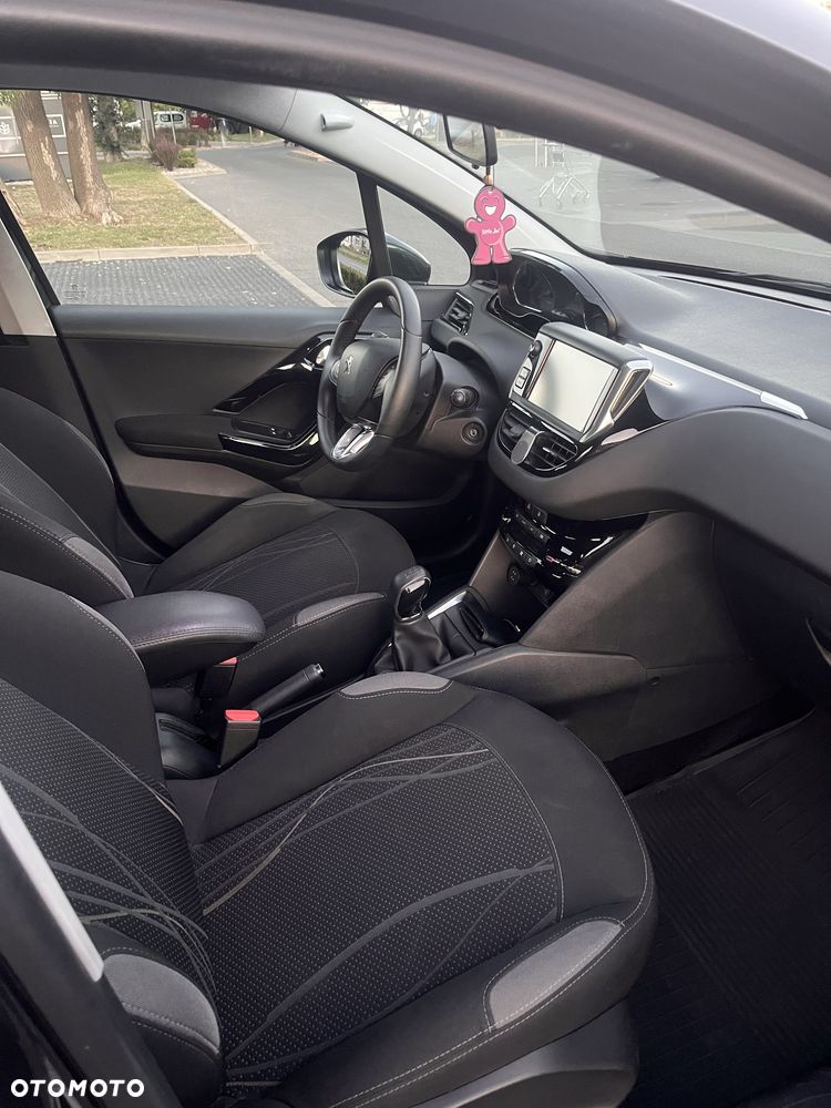 Peugeot 208 - 8