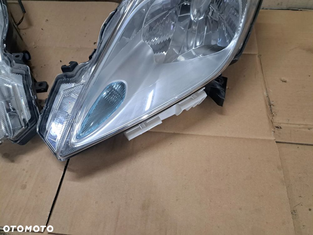 Nissan Leaf lampa prawy przód - 6