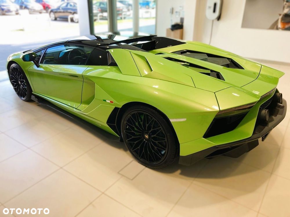 Lamborghini Aventador - 4