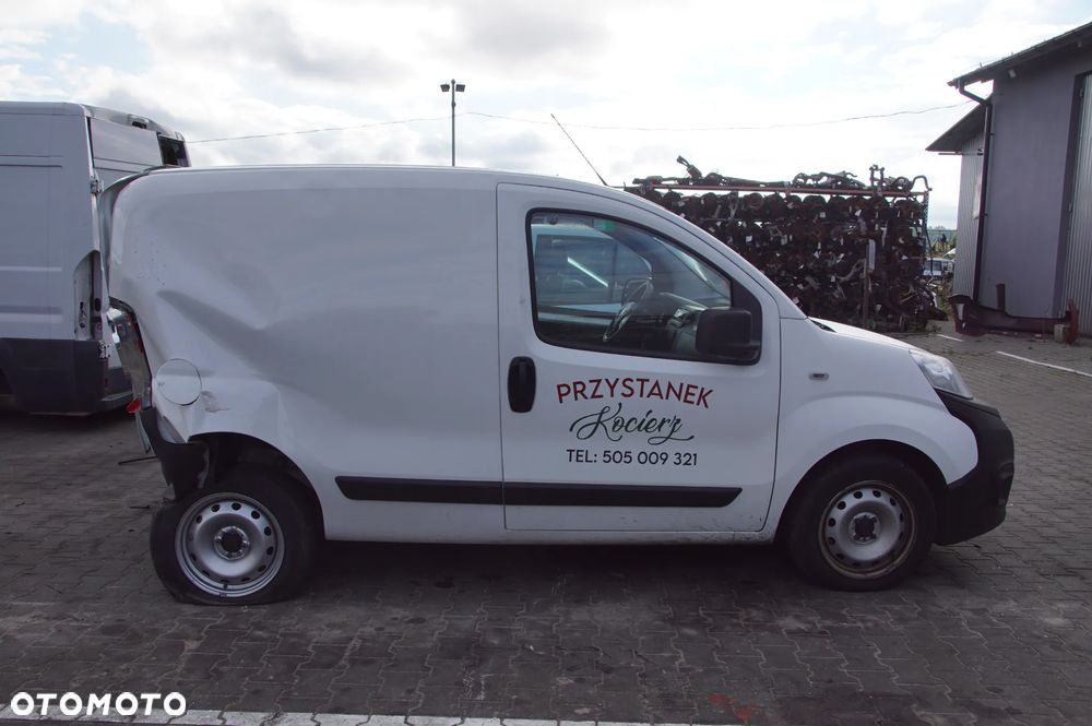 Auto na części - Fiat Fiorino III Lift 1.3 Multijet 80 KM 55283775 55247534 249 2021R Silnik Skrzynia Drzwi Maska Zderzak Błotnik Lampa Lusterko Szyba Klamka Deska Kokpit Sterownik Moduł Czujnik Licznik Kierownica Panel - 8